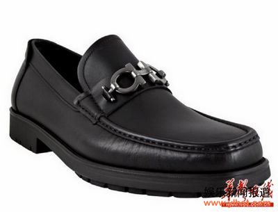 农民工裸体讨薪 副县长穿名牌鞋视察